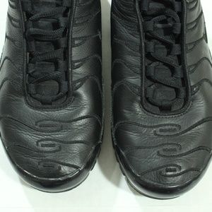 air max plus gs triple black